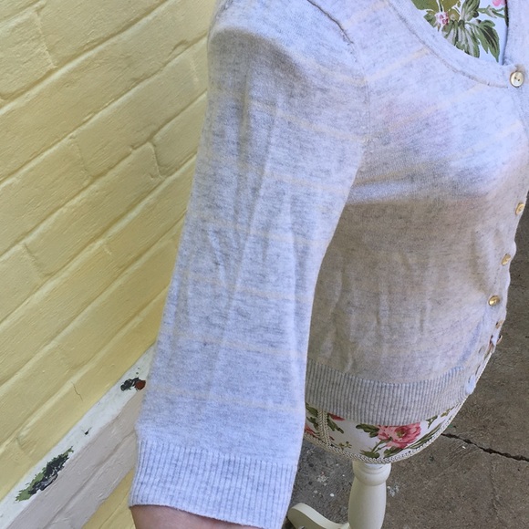 Subtle striped Gray/White 3/4 Sleeved Cardigan - Picture 4 of 6